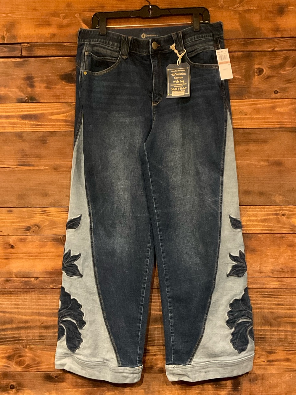 Democracy Women's Skyrise Appliqué Flare Jeans New with Tags size 12 - Picture 2 of 10